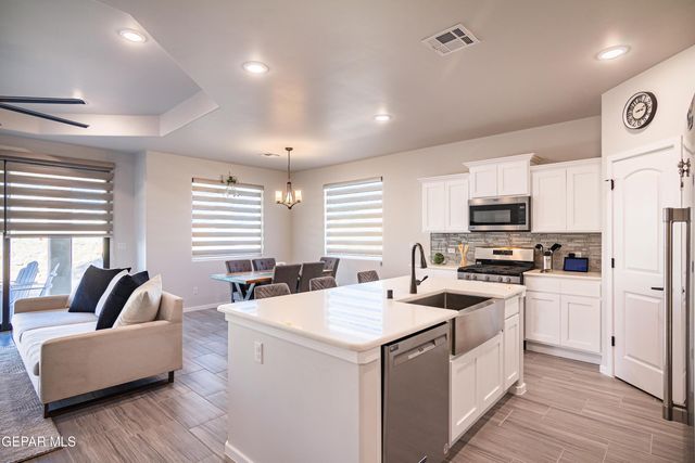 864 Via Glorieta, Sunland Park, NM 88063