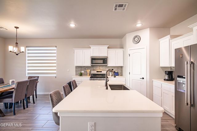 864 Via Glorieta, Sunland Park, NM 88063