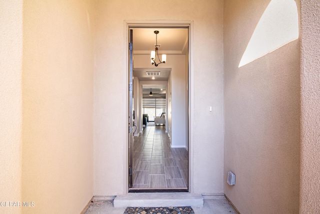 864 Via Glorieta, Sunland Park, NM 88063