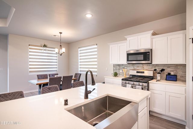864 Via Glorieta, Sunland Park, NM 88063