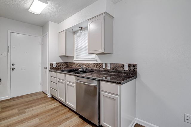 207 Stefanie Street, Burleson, TX 76028