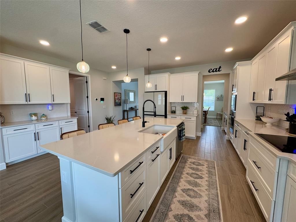 Image 10 of property listing at 124 LAKE DRIVE, Oviedo, FL 32765