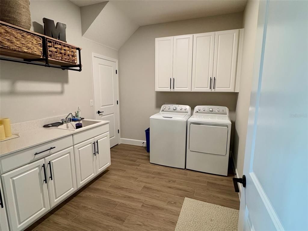 Image 15 of property listing at 124 LAKE DRIVE, Oviedo, FL 32765