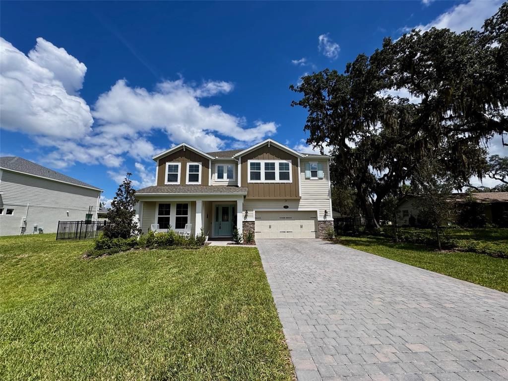 Image 2 of property listing at 124 LAKE DRIVE, Oviedo, FL 32765
