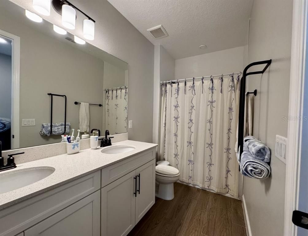Image 23 of property listing at 124 LAKE DRIVE, Oviedo, FL 32765