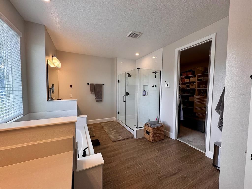 Image 35 of property listing at 124 LAKE DRIVE, Oviedo, FL 32765