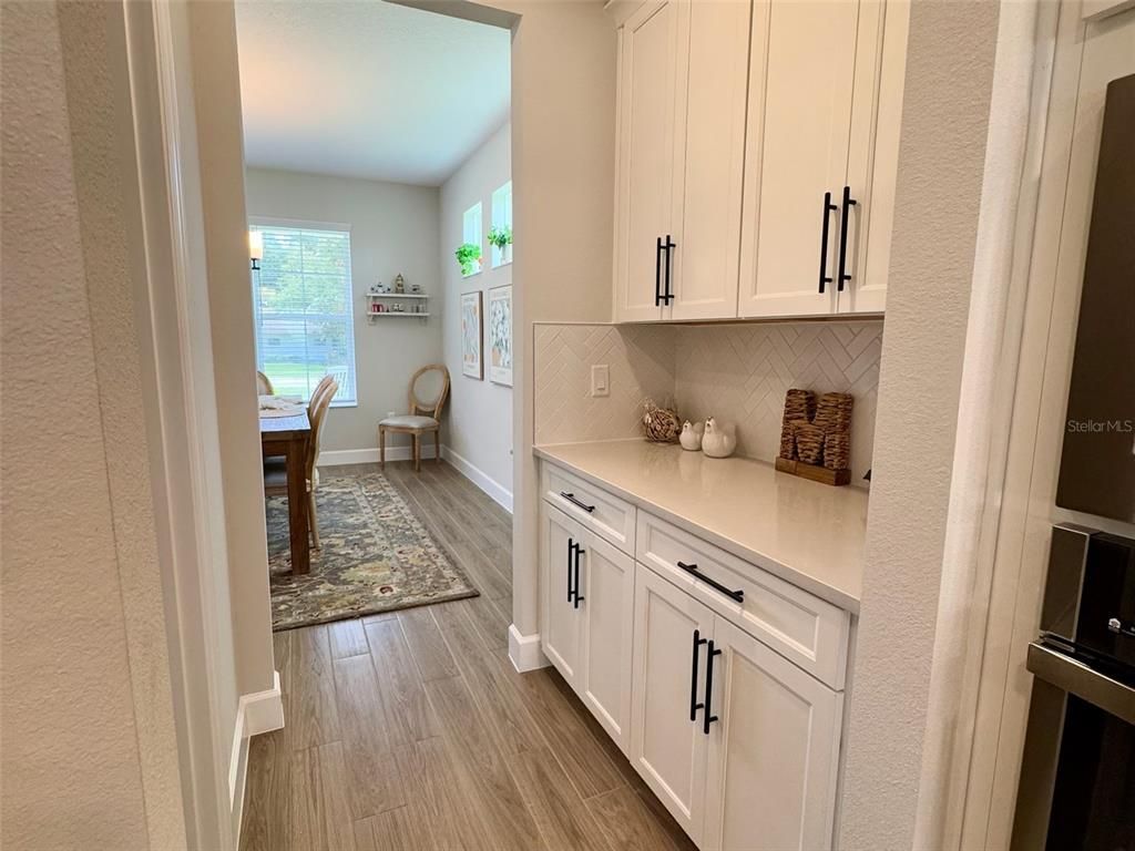 Image 7 of property listing at 124 LAKE DRIVE, Oviedo, FL 32765