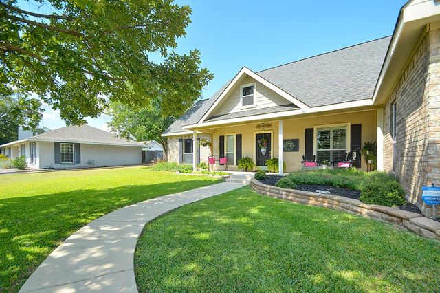 704 Cardinal Dr, Kerrville, TX 78028