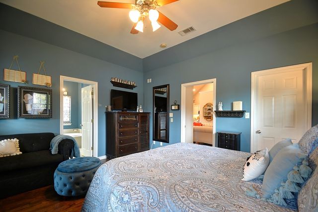 704 Cardinal Dr, Kerrville, TX 78028