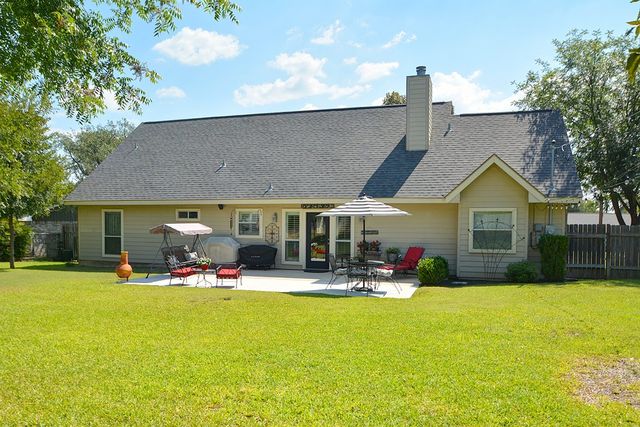 704 Cardinal Dr, Kerrville, TX 78028