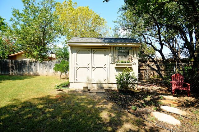 704 Cardinal Dr, Kerrville, TX 78028