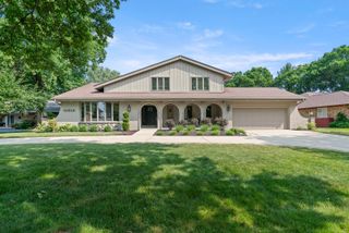 11512 Woodglen Lane, Burr Ridge, IL 60527