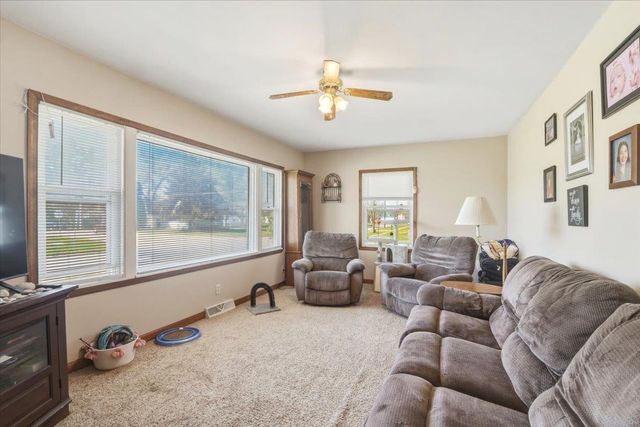 621 W Charles, Oelwein, IA 50662