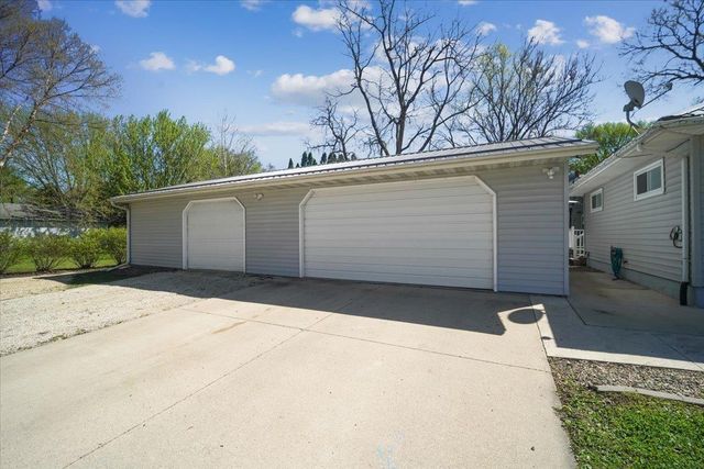 621 W Charles, Oelwein, IA 50662