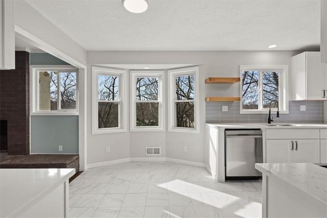 8404 Willow Way, Raytown, MO 64138