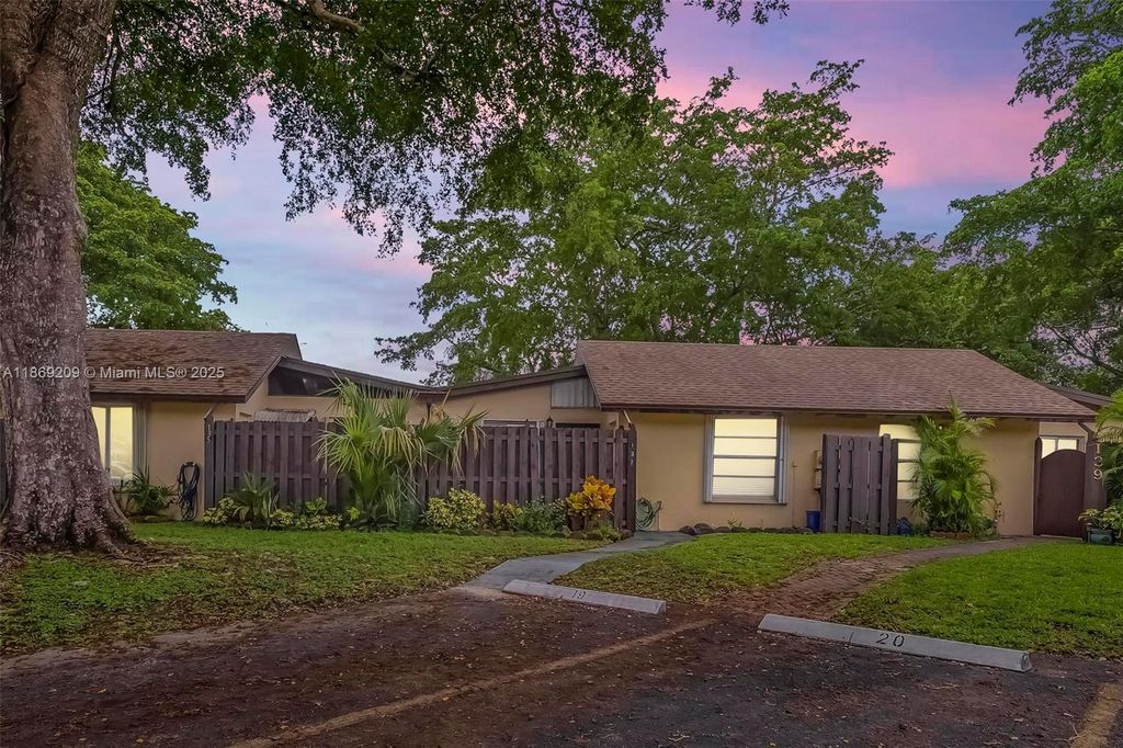 137 Essex Rd 3-28, Hollywood, FL 33024