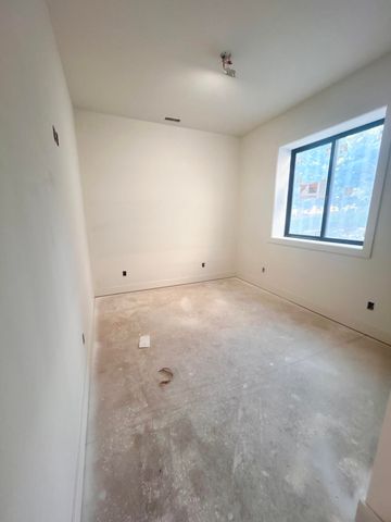 6147 S Hampton Avenue, Springfield, MO 65810