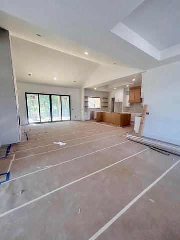 6147 S Hampton Avenue, Springfield, MO 65810