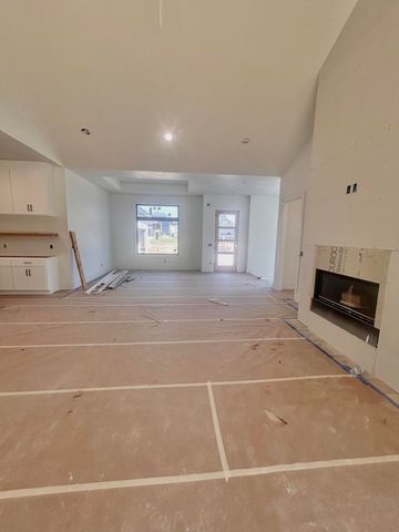6147 S Hampton Avenue, Springfield, MO 65810