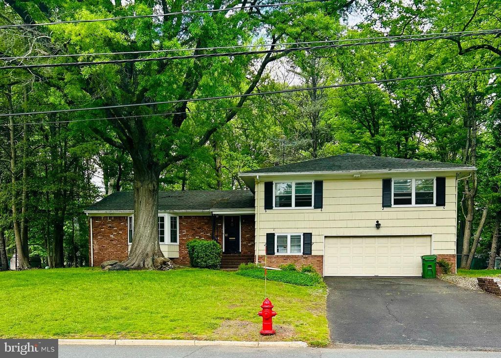 27 CLIVE HILLS RD, Edison, NJ 08820