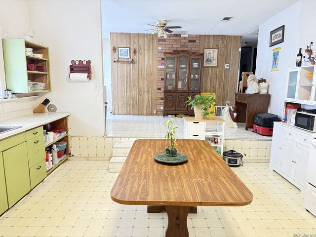 114 6th, Natalia, TX 78059