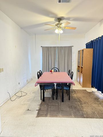 114 6th, Natalia, TX 78059