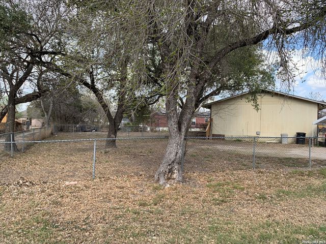 114 6th, Natalia, TX 78059