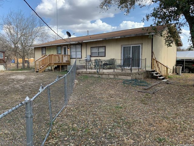 114 6th, Natalia, TX 78059