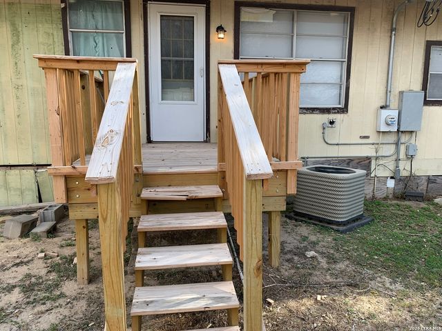 114 6th, Natalia, TX 78059