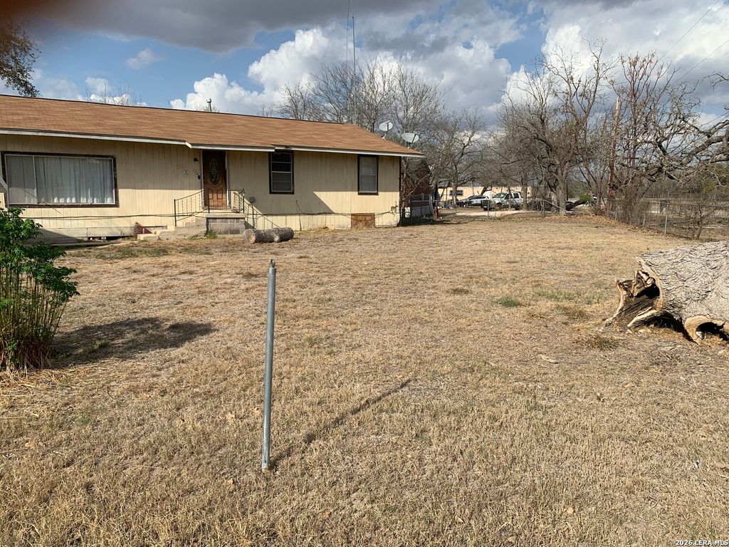 114 6th, Natalia, TX 78059