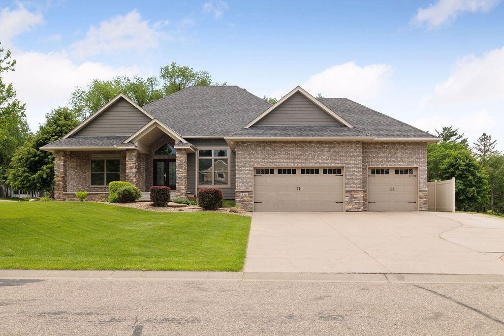 528 Park Place, Vadnais Heights, MN 55127