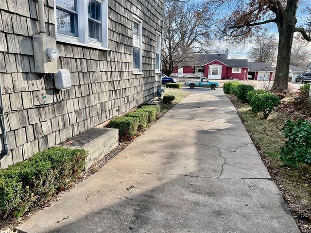 1216 W 4th Street, Coffeyville, KS 67337