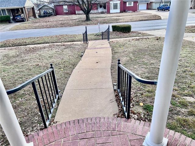 1216 W 4th Street, Coffeyville, KS 67337