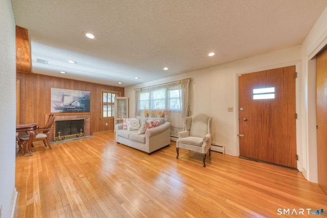 1128 Poqunock Avenue, Windsor, CT 06095