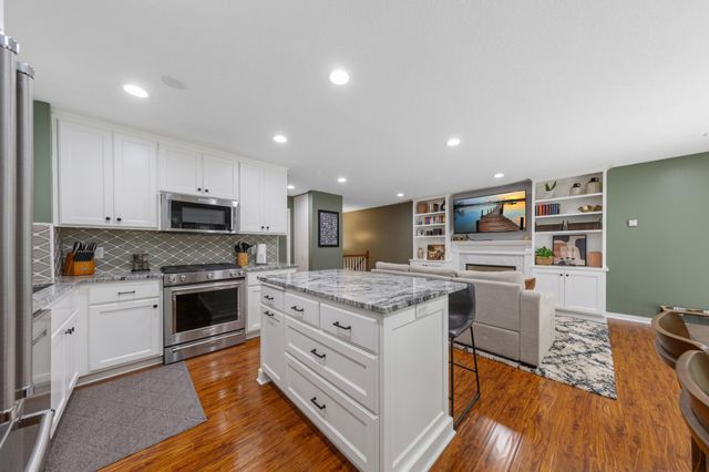 286 W Eagle Lake Drive, Maple Grove, MN 55369