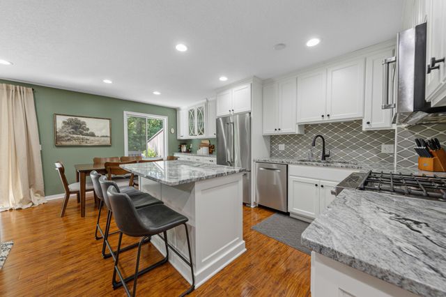 286 W Eagle Lake Drive, Maple Grove, MN 55369