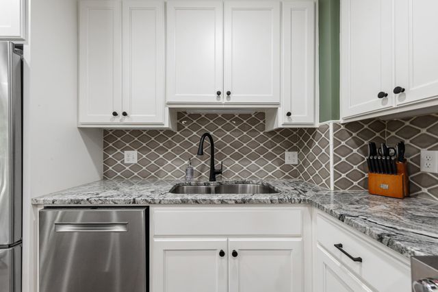 286 W Eagle Lake Drive, Maple Grove, MN 55369