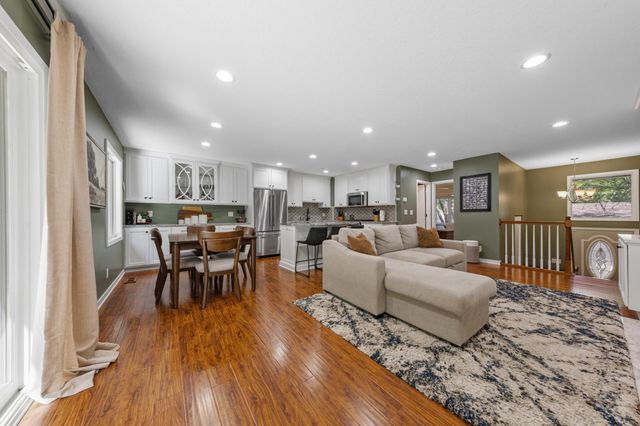 286 W Eagle Lake Drive, Maple Grove, MN 55369