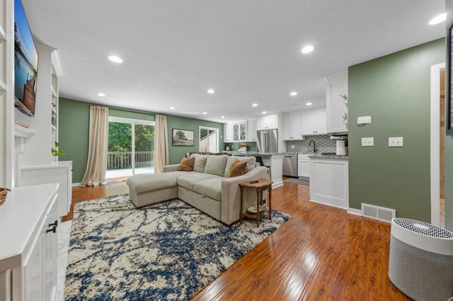 286 W Eagle Lake Drive, Maple Grove, MN 55369