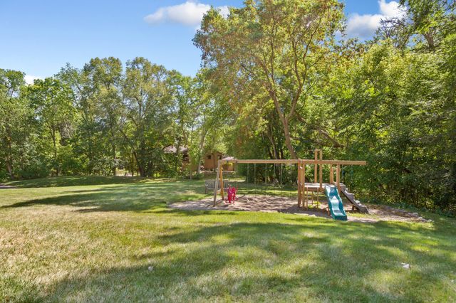 286 W Eagle Lake Drive, Maple Grove, MN 55369