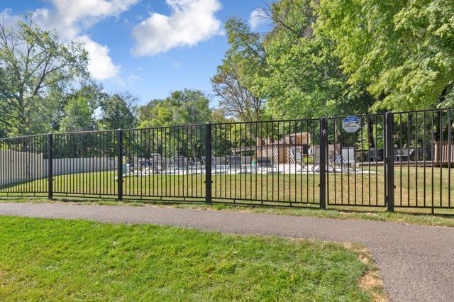 286 W Eagle Lake Drive, Maple Grove, MN 55369