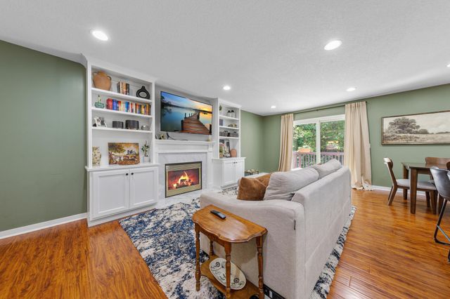 286 W Eagle Lake Drive, Maple Grove, MN 55369