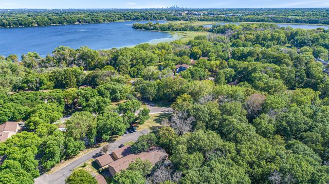 286 W Eagle Lake Drive, Maple Grove, MN 55369