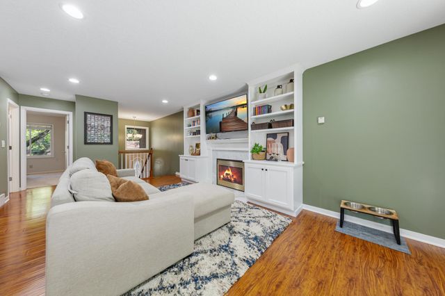 286 W Eagle Lake Drive, Maple Grove, MN 55369