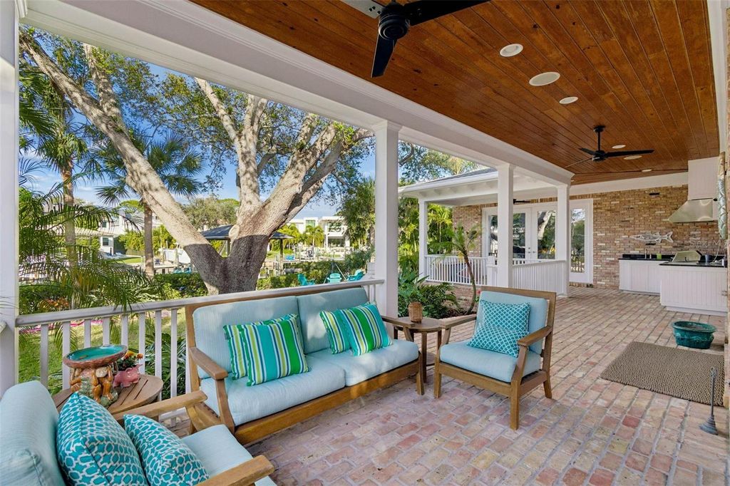 Image 37 of property listing at 4909 W SPRING LAKE DRIVE, Tampa, FL 33629