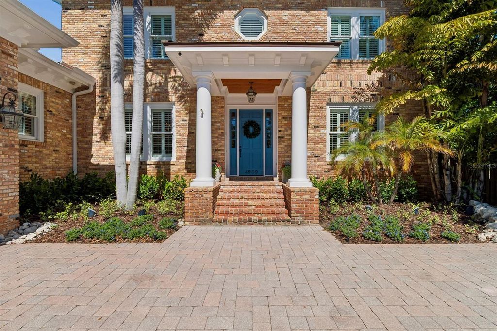 Image 7 of property listing at 4909 W SPRING LAKE DRIVE, Tampa, FL 33629