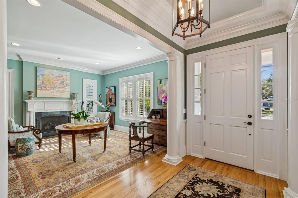 Image 9 of property listing at 4909 W SPRING LAKE DRIVE, Tampa, FL 33629