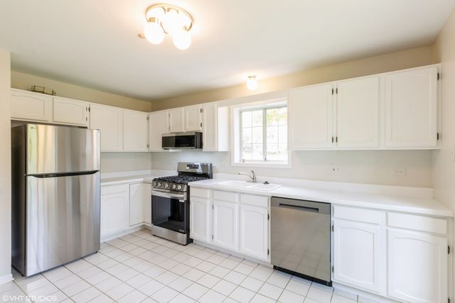 1412 W Crane Street 1, Arlington Heights, IL 60004