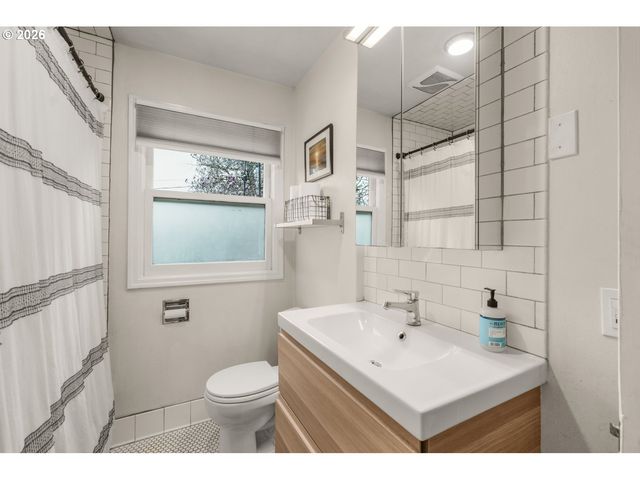 5921 Sw 45TH Ave, Portland, OR 97221