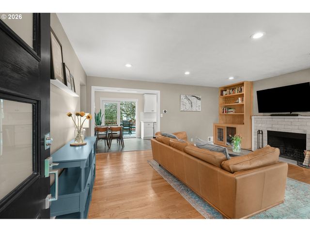 5921 Sw 45TH Ave, Portland, OR 97221